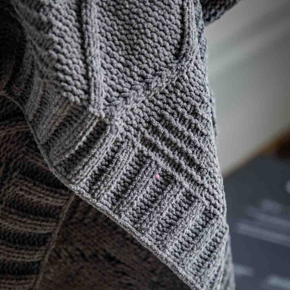 Chenille Cable Throw Grey - Image 4