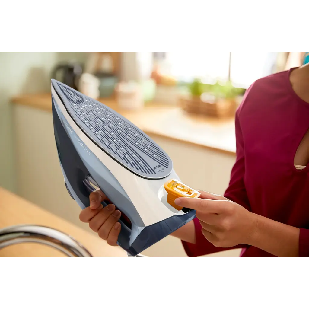 Philips DST7020/20 7000 Series Steam Iron - Blue - Image 3
